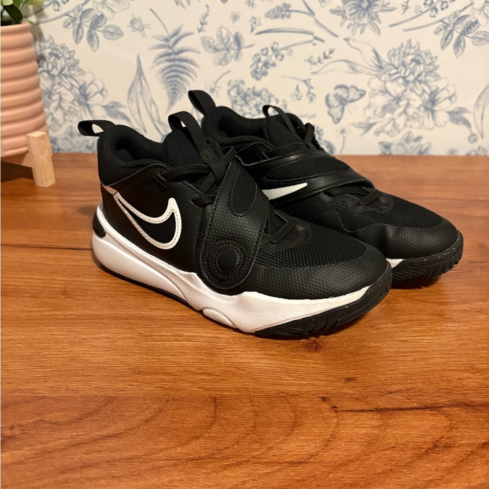 NIKE BIG KID TEAM HUSTLE D11 BASKETBALL SHOES
